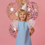 девочка с воздушными шарами с конфетти