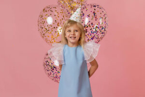 девочка с воздушными шарами с конфетти
