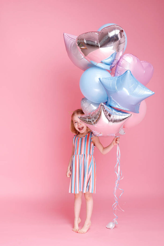 девочка с букетом из фольгированных шариков